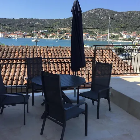 Apartment Lalu On The Water Vinišće